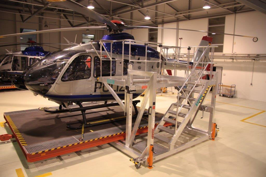 Arbeitsbühne für Wartungsarbeiten auf der Landeplattform für die Polizeihuschrauberstaffel Sachsen für den Hubschrauber Airbus Helicopters H135 und H145