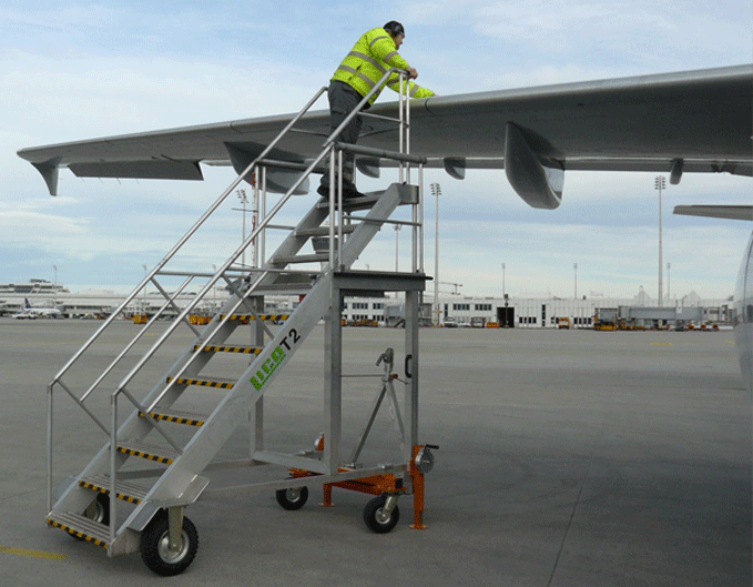 LICO GmbH - Arbeitsbühne zur Wartung und Enteisung von Flugzeugtriebwerken hands-on-check für piloten