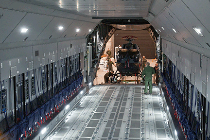 Verladung des Militärhubschraubers des Typs Airbus Helicopters H145M in das Transportflugzeug A400M