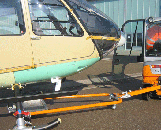 LICO Stahl - und Kunststofftechnik GmbH - Schleppstange mit EC 135 Airbus Helicopters Hubschrauber in Aktion