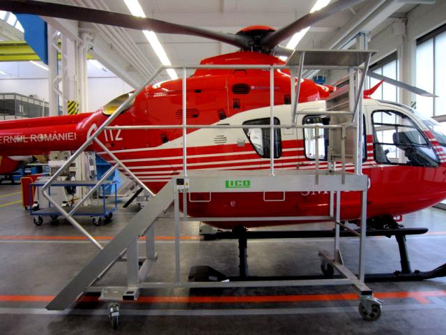 LICO Stahl- und Kunstsofftechnik GmbH - Kleine einfache Wartungsbühne-für-Hubschrauber-des-Typs-Airbus-Helicopters-EC135, H135, H135M, EC145, EC145 